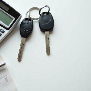 A calculator and car keys, symbolizing the calculation of car insurance rates